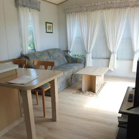 Wunderschones Ferienhaus In Mit Kleiner Terrasse